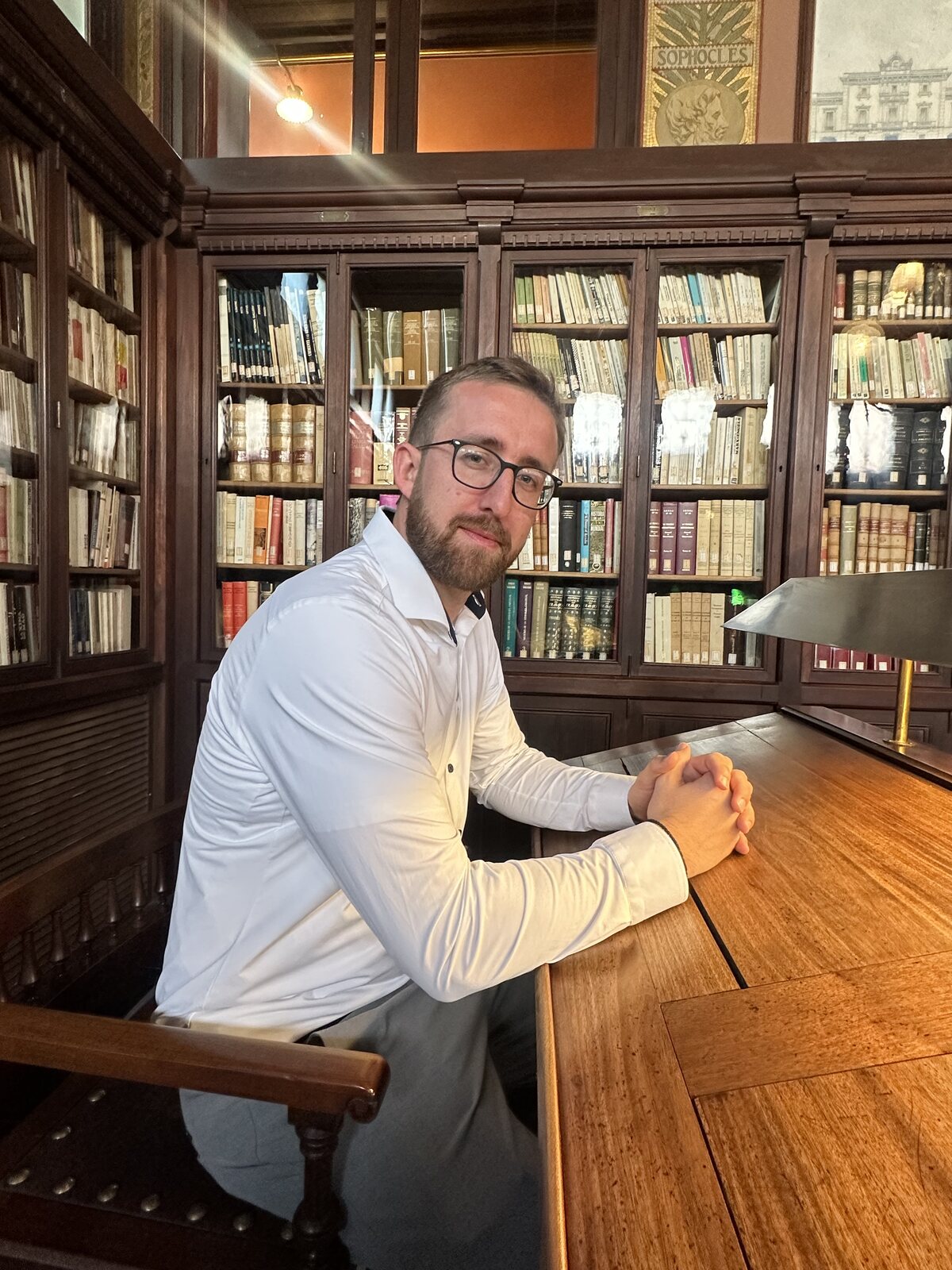Felix Ebner in einer Bibliothek